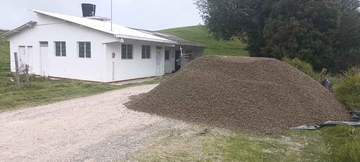 Ejercito_CAAID's tweet photo. Hilo📍

1/2
Como #GarantesDelDesarrollo en #MiVeredaModelo Fontibón, ubicada en Pamplona, Norte de Santander🏡🏘,
#FeEnColombia junto al Batallón de Infantería N.º 13, recibieron la donación de 12 metros cúbicos de triturado, gracias a la Unión Vial Río Pamplonita. https://t.co/8jnQTTC7e0