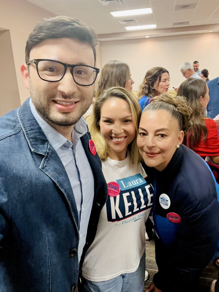 EdwardMenaFL's tweet photo. Los Latinos estamos con @DebbieforFL 💪🏻 En 30 días votaremos para elegirla como nuestra primera Senadora Federal de origen ecuatoriano en representarnos en el Senado de los Estados Unidos! 🇺🇸 Haremos historia y sabemos que harás un excelente trabajo. Un placer ver también a @rotterdamvvg y @Kelley4Florida 🤗 ¡Adelante! 💙 #LatinosConDebbie