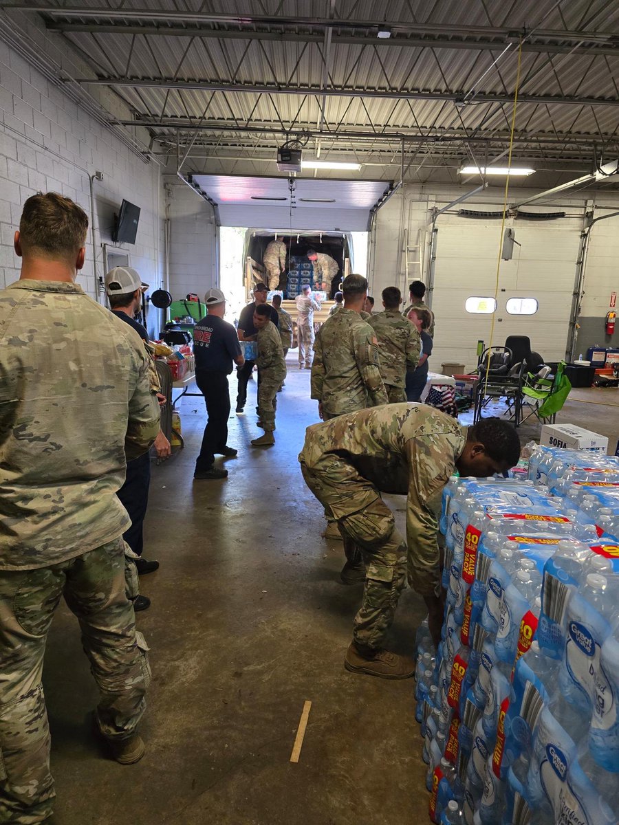 18airbornecorps's tweet photo. Aerial delivery, ground transport, sorting, and distribution to local agencies. Task Force Castle is getting aid to the communities that need it most in Western NC. 

📸 from Soldiers in action: https://t.co/l5CP5gwoef