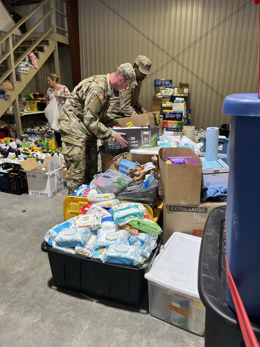 18airbornecorps's tweet photo. Aerial delivery, ground transport, sorting, and distribution to local agencies. Task Force Castle is getting aid to the communities that need it most in Western NC. 

📸 from Soldiers in action: https://t.co/l5CP5gwoef