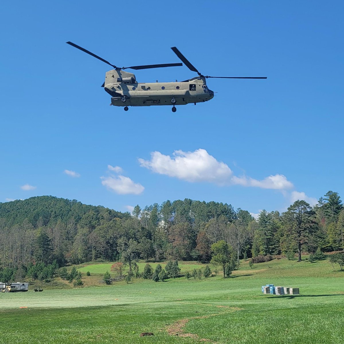 18airbornecorps's tweet photo. Aerial delivery, ground transport, sorting, and distribution to local agencies. Task Force Castle is getting aid to the communities that need it most in Western NC. 

📸 from Soldiers in action: https://t.co/l5CP5gwoef