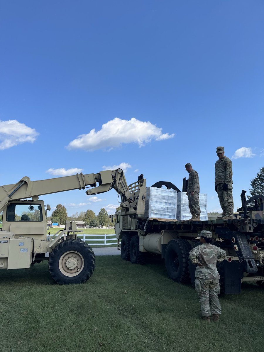 18airbornecorps's tweet photo. Aerial delivery, ground transport, sorting, and distribution to local agencies. Task Force Castle is getting aid to the communities that need it most in Western NC. 

📸 from Soldiers in action: https://t.co/l5CP5gwoef