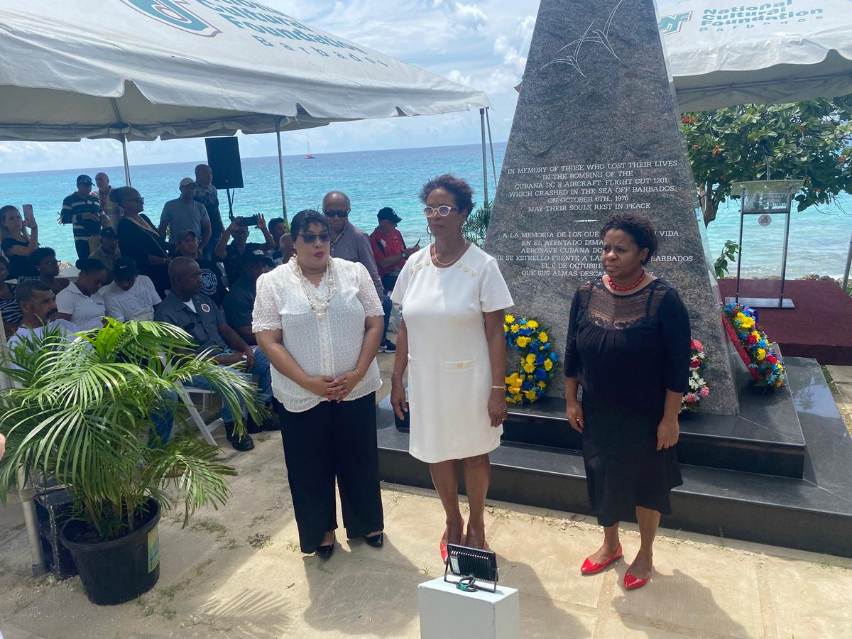 Esta mañana tuvo lugar, en Bridgetown, ceremonia oficial por el 48 aniversario del crimen de Barbados, donde se rindió homenaje póstumo a las víctimas de este horrendo crimen, junto al Monumento erigido en su honor.

🔗cubaminrex.cu/es/celebran-en…

#NoAlTerrorismo 
#TenemosMemoria