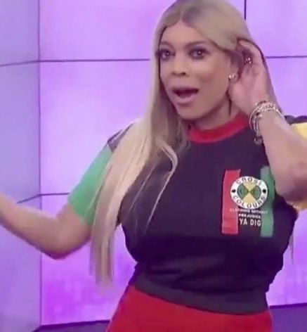 Santauros7's tweet photo. No le dolerá la espalda a @soymarianastars por cargar con el peso de esta temporada? #dragraces https://t.co/6bHJ79wylz