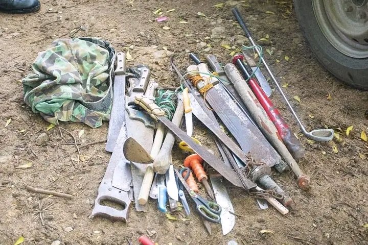 MelEssisKouadio's tweet photo. HANN 🇨🇮 

🔴 Des machettes, scies et autres objets ont été découverts lors de l'opération de déguerpissement des chambres illégalement occupées . 
Donc certains étudiants sur le campus sont devenus menuisiers quoi

#CIV225 https://t.co/qf0nOODgy9