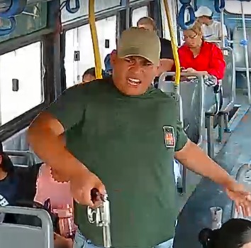 jcarreraandrade's tweet photo. En video queda registrado violento asalto a pasajeros de bus en Guayaquil. https://t.co/KXbEp74g1V