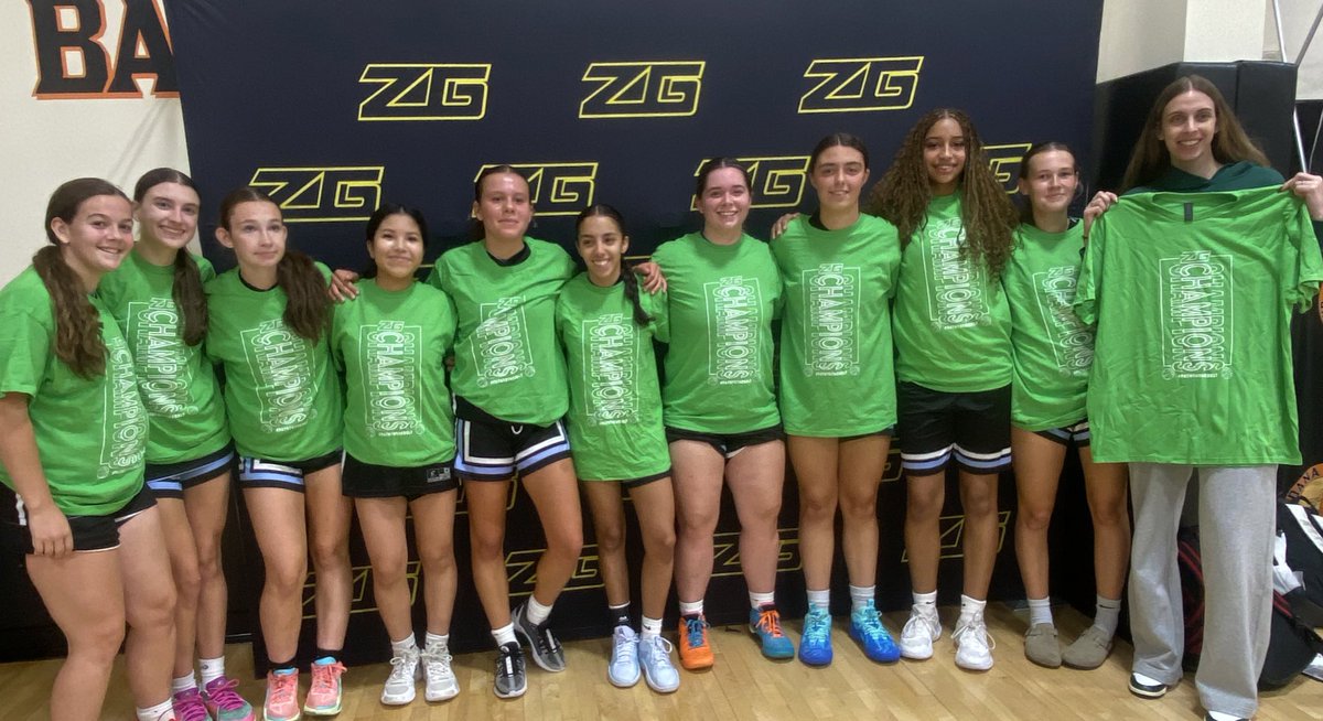 zg_newengland's tweet photo. Congratulations to girls varsity Mass huskies, on winning the championship at the NERR Northeast Hoop Festival!!! #ZGNERR @MassHuskies 🔥🏆⭐️ https://t.co/2NoJQvbG2M