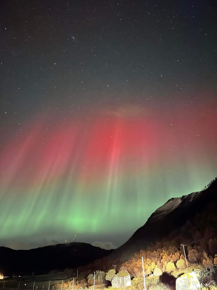 blackdragon1802's tweet image. 🔴URGENTE: Por el momento, esto es lo mejor de la actividad auroral, no se ven signos mayores. #Sortland #Norway 23:00 hrs 06/10/24. #TormentaGeomagnetica #G4+

#TVPerúNoticias #ATVNoticias #24Horas #PanamericanaNoticias #ExitosaPerú #Willax #RPP #PBO #CanalN #LatinaNoticias