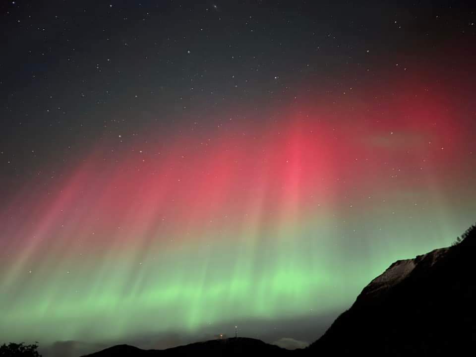 blackdragon1802's tweet image. 🔴URGENTE: Por el momento, esto es lo mejor de la actividad auroral, no se ven signos mayores. #Sortland #Norway 23:00 hrs 06/10/24. #TormentaGeomagnetica #G4+

#TVPerúNoticias #ATVNoticias #24Horas #PanamericanaNoticias #ExitosaPerú #Willax #RPP #PBO #CanalN #LatinaNoticias