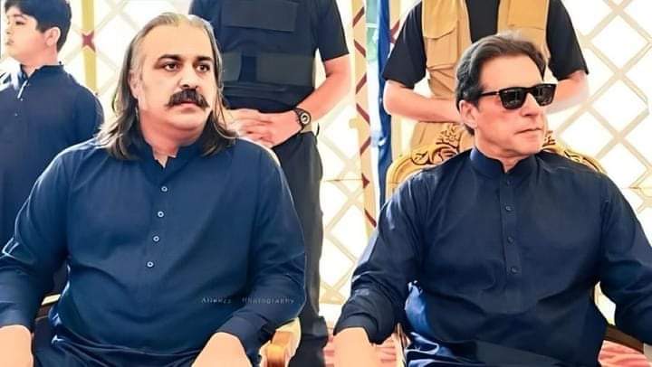 #IK 
عمران خان نے کہا تھا علی امین میرا بندہ ہے اور میں اسکے پیچھے کھڑا ہوں۔
بغیر حقائق جانے کچھ صحافیوں کے پیچھے لگ کر علی امین کو گالیاں نکالی جا رہی ہیں۔
پس پردہ بہت سے معاملات ہوتے ہیں جو پبلک نہیں کیے جاتے۔
کارکنان کا غصہ بھی جائز ہے,اس میں بھی کوئی شک نہیں۔۔