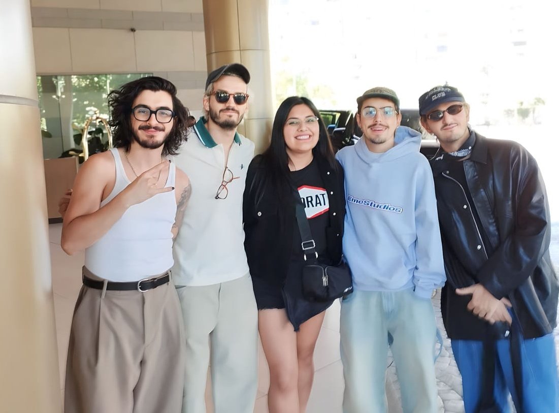 JenRodriguezS's tweet photo. Lo que ocurrió ayer fue un sueño y una curita para el corazón ❤️‍🩹 infinitas gracias @MoratBanda por la cercanía y la buena onda
LEJOS EL MEJOR SUS CONCIERTOS! 
05-10-2024
🏟️ Bicentenario de la Florida🇨🇱
Hoy ya amaneció Morat 🫂
@jpvillamil8 @gnrlmvm @JuanPabloIsazaP @SimonVargasM https://t.co/nY2vLsniJ3