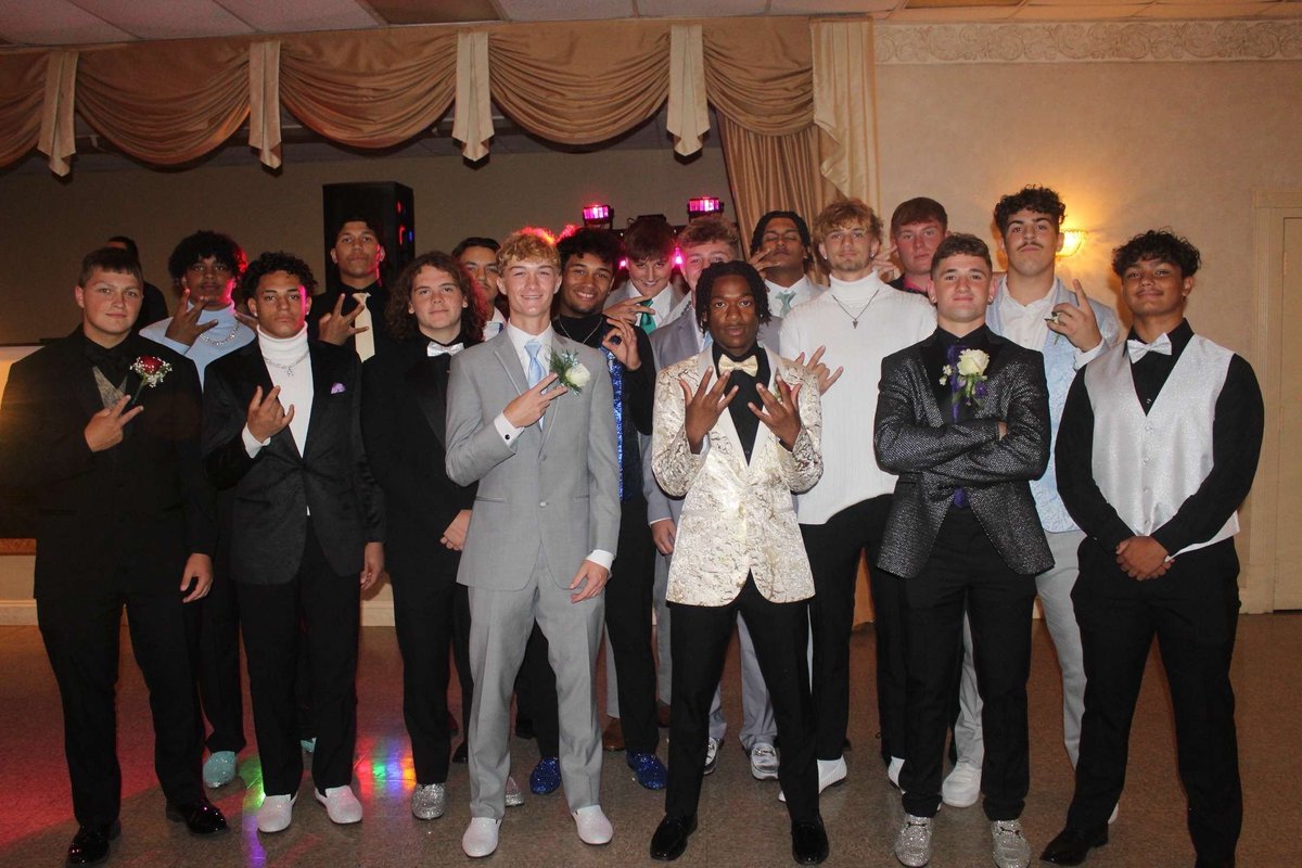 CoachDindl's tweet photo. My guys clean up well! #Homecoming2024 https://t.co/fuQIEMjpGM