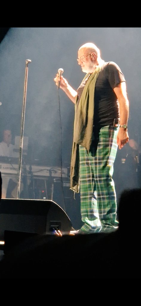 samtwintig's tweet photo. Mijn grote muziek held.
Thank you @FishDerekDick 
Een topavond in de oosterpoort Groningen. 
#roadtotheislestour https://t.co/aJh0OK3QVQ