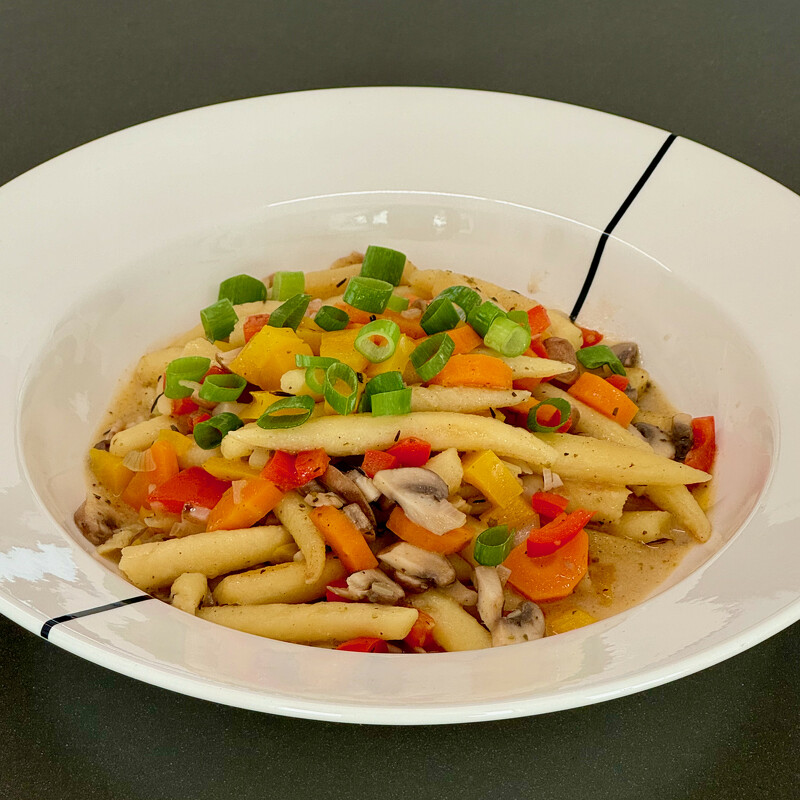 Colorful vegetarian Schupfnudel

A colorful vegetarian Schupfnudel pan is healthy and quick to prepare. And you will learn all about Schupfnudel, that German long pasta.

#german #Schupfnudel #vegetarian
surprising.recipes/2017/08/05/veg…
