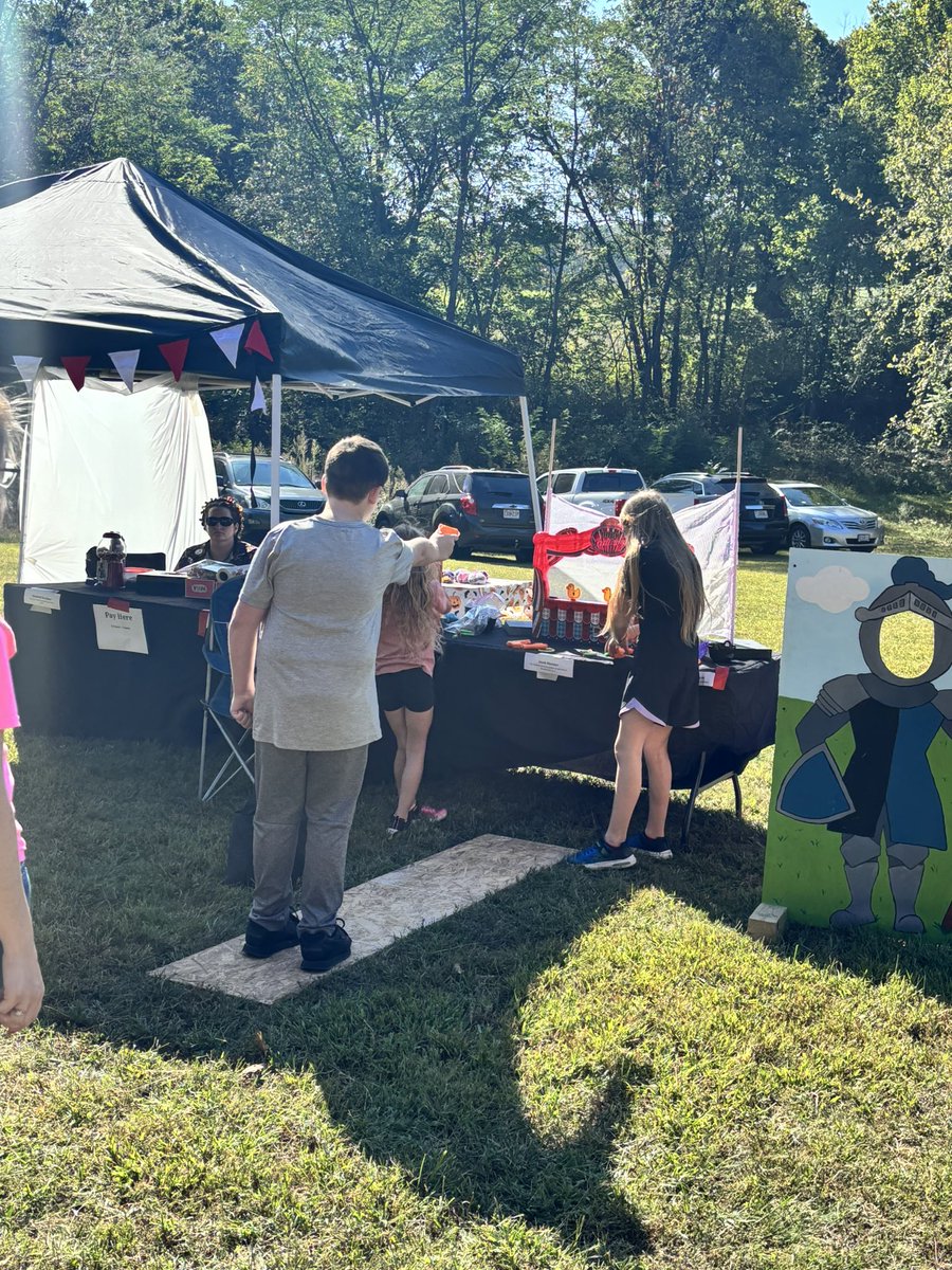 TedHiff's tweet photo. The Niangua Fall Festival was an incredible opportunity for the greater community to come together and celebrate! @NianguaSchools @baker_d @C20Gazette #LeadingWithParents #FACEteam https://t.co/csRv0MLrTP