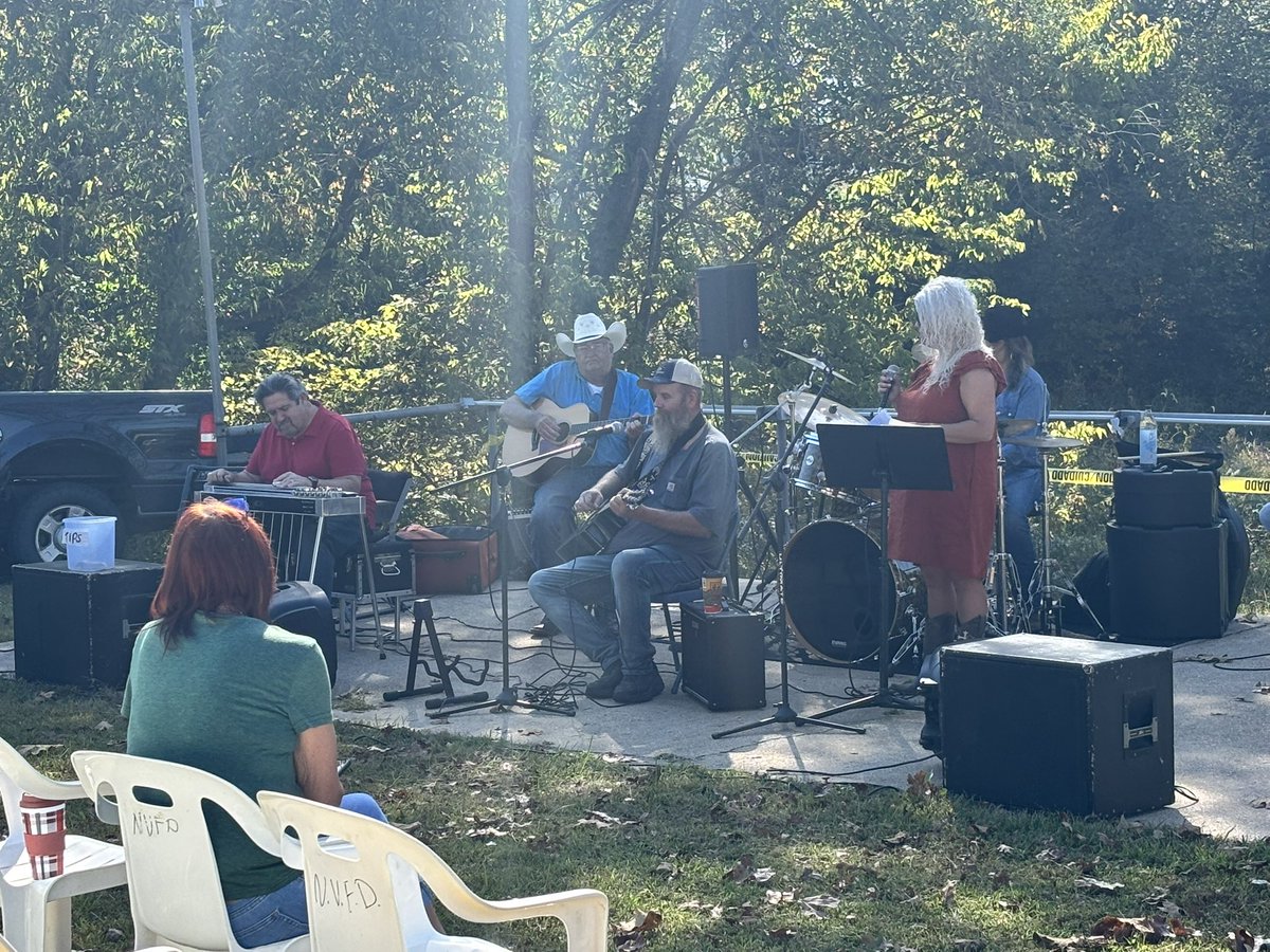 TedHiff's tweet photo. The Niangua Fall Festival was an incredible opportunity for the greater community to come together and celebrate! @NianguaSchools @baker_d @C20Gazette #LeadingWithParents #FACEteam https://t.co/csRv0MLrTP