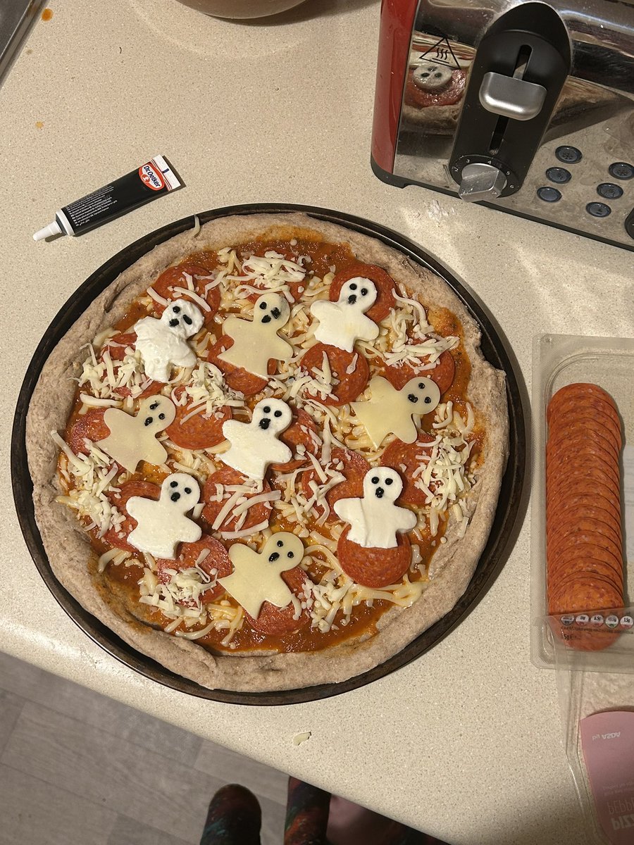 AlexAsteroid's tweet photo. Me and @oliver_callisto made Ghost Pizza 👻😊🖤
(and mummy garlic bread of course) https://t.co/dGhV1SqdkH