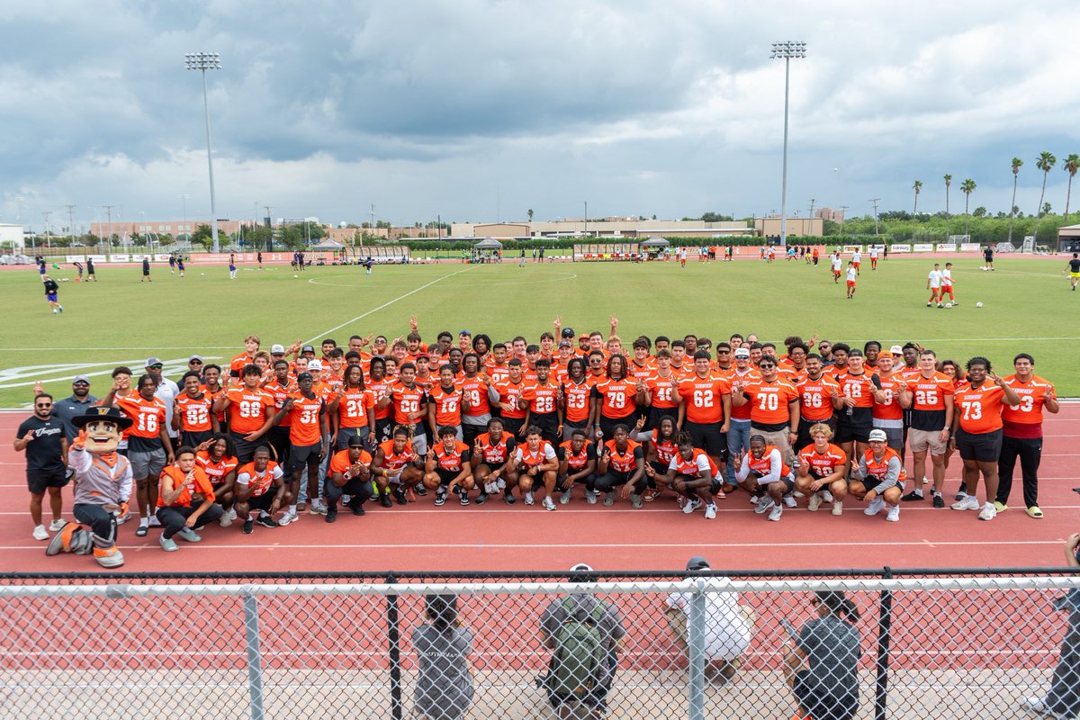 UTRGVFootball's tweet photo. Introducing the first UTRGV Football team ✌️🏈

#UTRGV #RallyTheValley #WinToday https://t.co/UU7kPdREaW