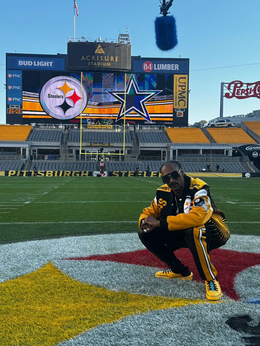 NBCSports's tweet photo. Nothin’ but a Steel City thang. #HereWeGo @SnoopDogg https://t.co/o7mxmdY1Ty