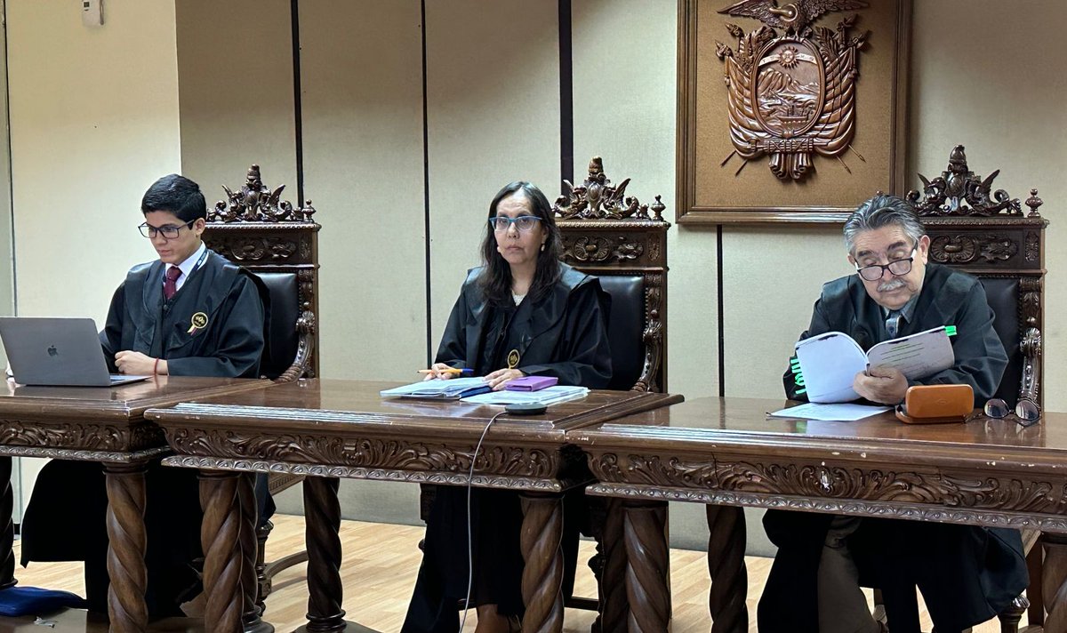 Veritas_Ec's tweet photo. 📌Decisión relevante: 

🤔🤔🤔Nombramiento provisional en un puesto cuya partida esté vacante: ¿Es procedente la terminación unilateral del nombramiento en cualquier momento?

✅Qué condiciones se deben cumplir para finalizar un nombramiento provisional de esta clase (precario)?

💻La Sala Especializada de la  , en el proceso No. 17811201801639, en la Sentencia emitida 23 de abril de 2024, señaló lo siguiente (cita textual):

42. De tal manera que, centrándonos en el análisis que nos ocupa, está probado que el nombramiento provisional de la accionante está condicionado a lo que el artículo 18 literal c) del RLOSEP establece: “…c.- Para ocupar un puesto cuya partida estuviere vacante hasta obtener el ganador del concurso de méritos y oposición, para cuya designación provisional será requisito básico contar con la convocatoria. Este nombramiento provisional se podrá otorgar a favor de una servidora, un servidor o una persona que no sea servidor siempre que cumpla con los requisitos establecidos para el puesto;”.

👉🏼43. Respecto de esta disposición la Corte Constitucional ha señalado que: “179. Estos nombramientos, cuando se trata de partidas vacantes, terminan cuando se haya llamado a un concurso de méritos y oposición y se designe al ganador o ganadora”.

⚖️44. Ergo la situación de la accionante se encuadra en dicha disposición, por lo que para que la autoridad nominadora pudiera dar por finalizado dicho nombramiento provisional debió cumplir con los supuestos de la norma esto es: 1) Convocar a concurso, y 2) Declarar ganadora o ganador.

🔋45. Presupuestos normativos indicados que la entidad recurrente no ha demostrado, así que se haya convocado a un concurso, tampoco que exista un ganador de dicho concurso de méritos y oposición, para que ocupe el puesto de la hoy actora del juicio, tanto más que de la misma entidad en su oficio Nro. MDT-SECSP-2018-3430 de 18 de octubre de 2018, indica que: “…una vez que culmine con el proceso de reestructura organizacional al que se encuentra sometida, iniciará con el proceso del concurso interno de méritos y oposición…”.

46. Es decir, la institución demandada debía ajustar su decisión a la disposición jurídica señalada conforme a la cual, debió abstenerse de dar por finalizado el nombramiento provisional otorgado a favor de la actora, por estar condicionado en su temporalidad, hasta que el puesto sea ocupado por el ganador del concurso de méritos y oposición que convoque la institución.

⭕️47. De tal manera, habiéndose emitido el acto administrativo de finalización de nombramiento provisional (ACCIÓN DE PERSONAL de fecha 31 de julio de 2018 que contiene la Resolución SRTH-2018-0463) por parte de la Corporación Financiera Nacional, desatendiendo lo dispuesto en el artículo 18 literal c) del RLOSEP, comprometiendo los derechos subjetivos de la actora a través de la referida acción de personal que ha sido motivo de impugnación en la presente contienda judicial, infringe flagrantemente la disposición jurídica tantas veces mencionada (At. 18 literal c) RLOSEP), deviniendo, por tanto, en ilegal tal acto administrativo.

48. Respecto a las pretensiones contenidas en los numerales 3, 4 y 5 de la aclaración a la demanda (pago de remuneraciones dejadas de percibir, pago de diferencia salarial, e inicio de proceso de repetición, respectivamente), se tiene que: i) respecto al numeral 3 pago de remuneraciones dejadas de percibir desde el 1 de agosto de 2018 hasta su efectivo reintegro a su puesto de trabajo, no procede porque esta Sala ha determinado que el acto administrativo impugnado adolece de ilegalidad mas no de nulidad; ii) sobre el numeral 4 pago de la diferencia salarial desde el 25 de abril del 2018 al 31 de julio de 2018 fecha de cesación de funciones, no es procedente por cuanto corresponde a una situación anterior al acto impugnado sobre el cual recayó el control de legalidad; y, iii) en relación al numeral 5 sobre la declaración de responsabilidad de las autoridades e inicio del proceso de repetición, no se cumple con el presupuesto del artículo 328 del COGEP, tanto más, que este proceso se lo hace por cuerda separada, ya que, se insiste que en este caso lo que se declaró es la ilegalidad del acto administrativo que finalizó el nombramiento provisional de la accionante, por ende, no se enmarcó en los supuestos del artículo 46 de la LOSEP (suspensión o destitución), para su procedencia.

🎈Resolución:
[…] en consecuencia, en razón de lo previsto en el artículo 273 numeral 3 del Código Orgánico General de Procesos, y conforme el análisis realizado en base a los méritos de los autos, se acepta parcialmente la demanda presentada por la [actora], y se declara la ilegalidad del acto administrativo impugnado; y, se dispone que en el término de 5 días contados a partir de la ejecutoría de esta sentencia, se ejecute el reintegro de la accionante al cargo que venía ocupando u otro de similar naturaleza, hasta que se realice el concurso de méritos y oposición correspondiente a dicho cargo; en tal virtud se declara sin lugar a las demás pretensiones de la actora.

#veritasec
#derechoadministrativoec
#justiciaabiertaec

Foto: @CorteNacional