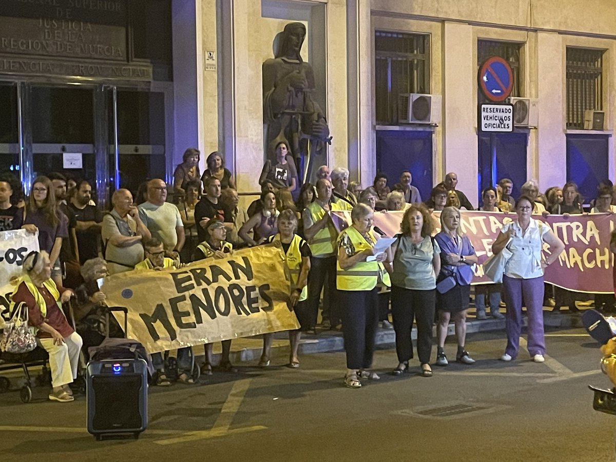 olayasinhcony's tweet photo. Tercera noche donde Murcia manda un mensaje claro a los tribunales: no es justo que 13 personas queden en libertad con una multa ridícula después de haber prostituido a 11 niñas. 

No sé si va a cambiar algo, pero este rechazo sin fisuras nos hace un poco mejores https://t.co/44H9MjKfbP