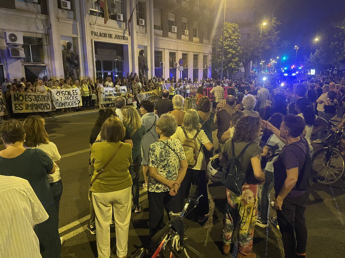 olayasinhcony's tweet photo. Tercera noche donde Murcia manda un mensaje claro a los tribunales: no es justo que 13 personas queden en libertad con una multa ridícula después de haber prostituido a 11 niñas. 

No sé si va a cambiar algo, pero este rechazo sin fisuras nos hace un poco mejores https://t.co/44H9MjKfbP