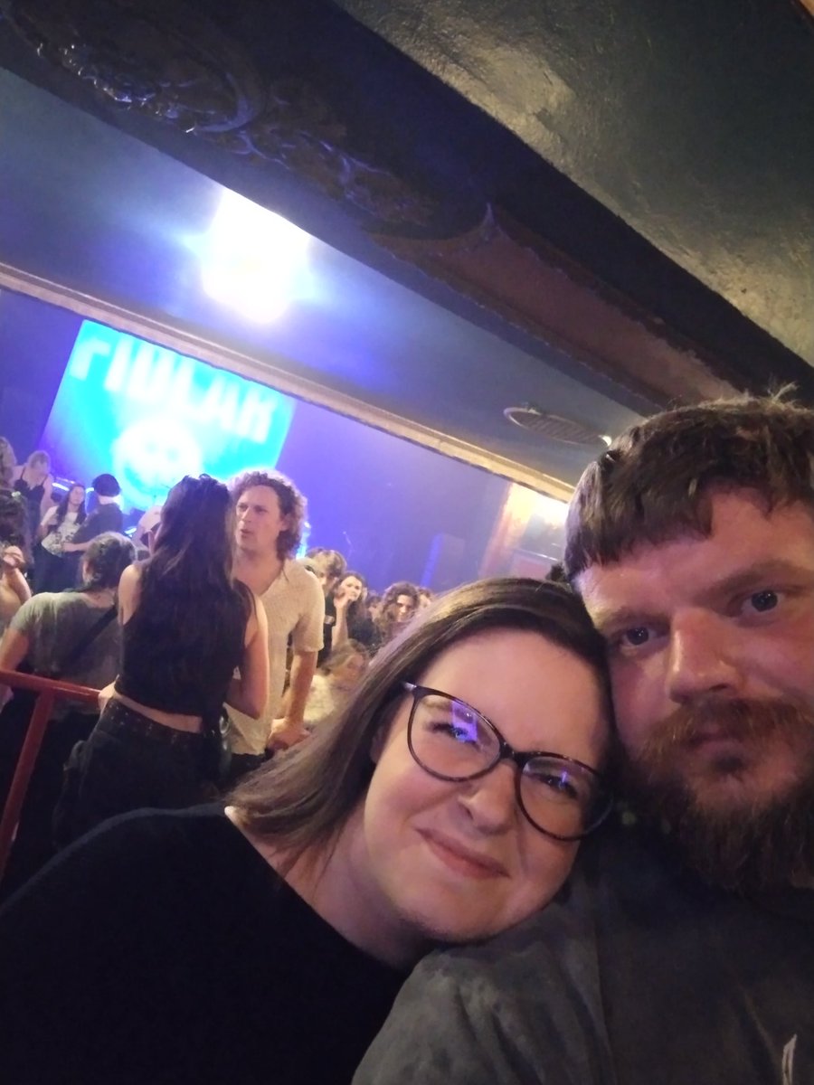Appreciate this couple having their breakup fight in the background of our photo at the end of Fidlar last night