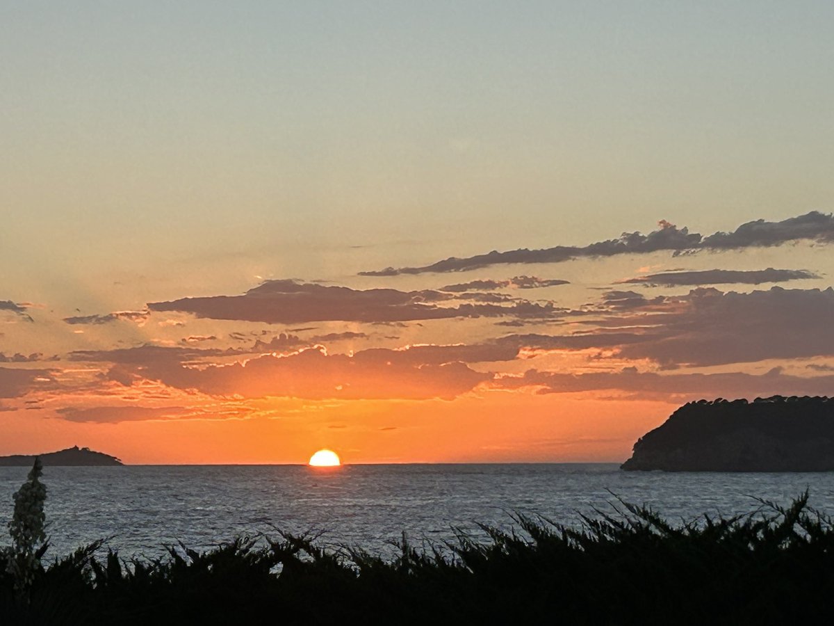 Mandy_Spring's tweet image. Fabulous sunset and stunning views across #Dubrovnik #OldTown from the last couple of days. 😎
