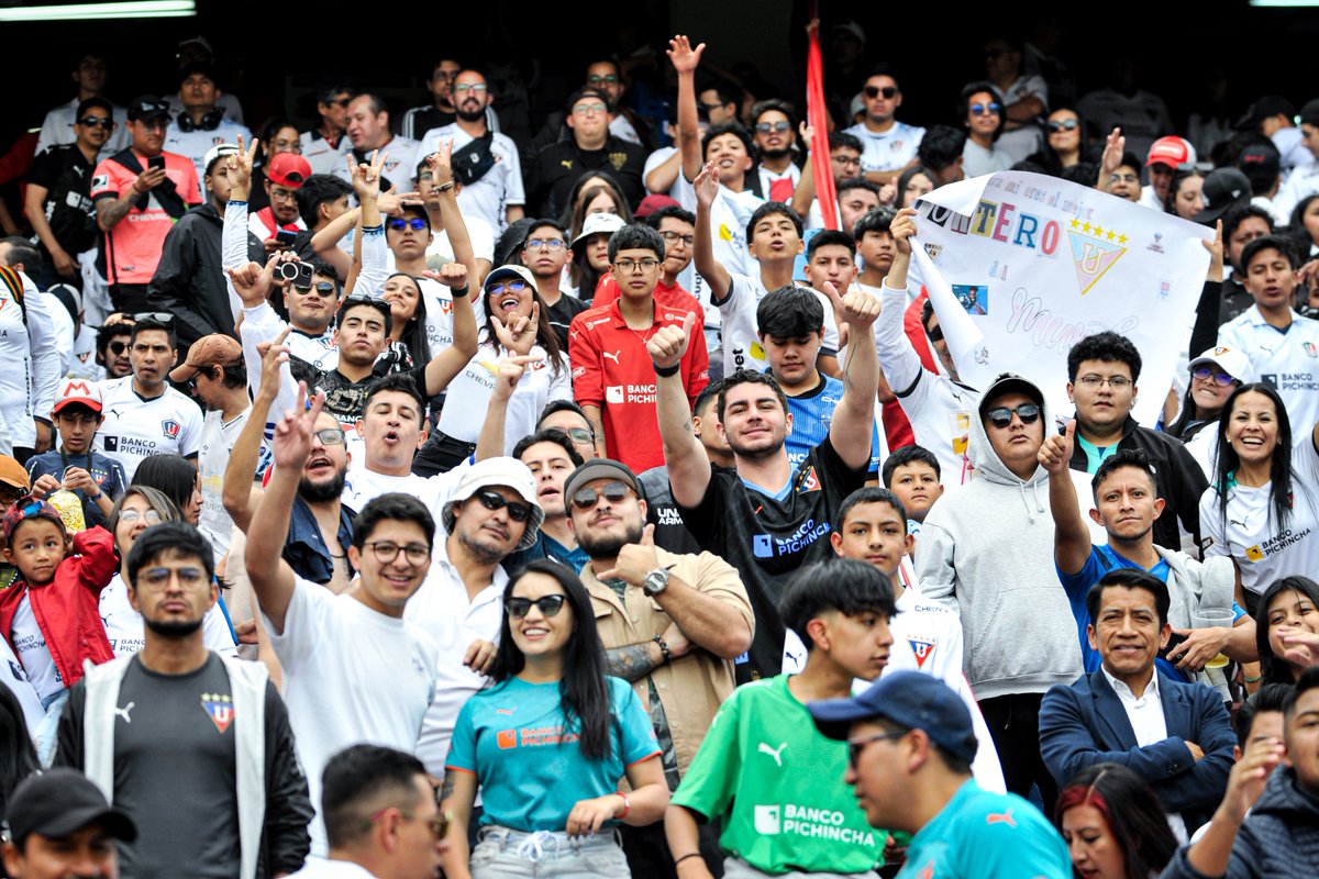 LDU_Oficial's tweet photo. ¡No te dejé! ¡Y ahora menos que te quiero más y más! 🙌
#Liguistas #TodosJUNTOS https://t.co/H953YTXG3L