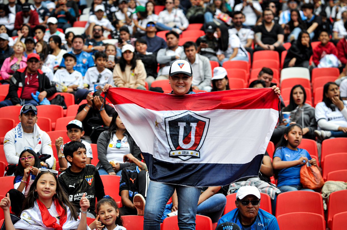 LDU_Oficial's tweet photo. ¡No te dejé! ¡Y ahora menos que te quiero más y más! 🙌
#Liguistas #TodosJUNTOS https://t.co/H953YTXG3L