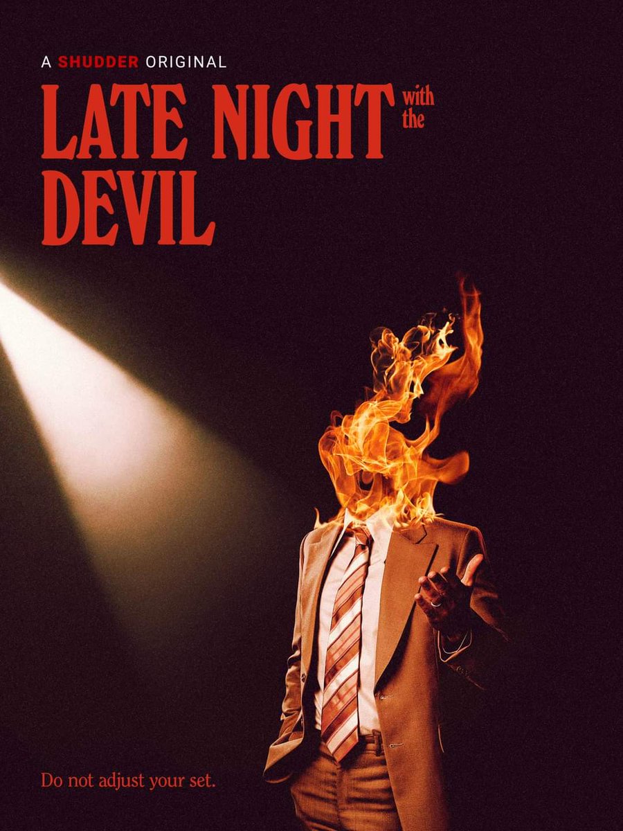 kenjismu's tweet photo. #LateNightWithTheDevil no es una pelicula más de terror (exorcismos y demonios) convencional. Aquí hay una propuesta cinematográfica muy cuidada que construye extraordinariamente una época. Lo que pasa en ese set -con esos actores y guion, es MAGIA.
Imperdible!!

(En Netflix). https://t.co/aLK1usIFZz