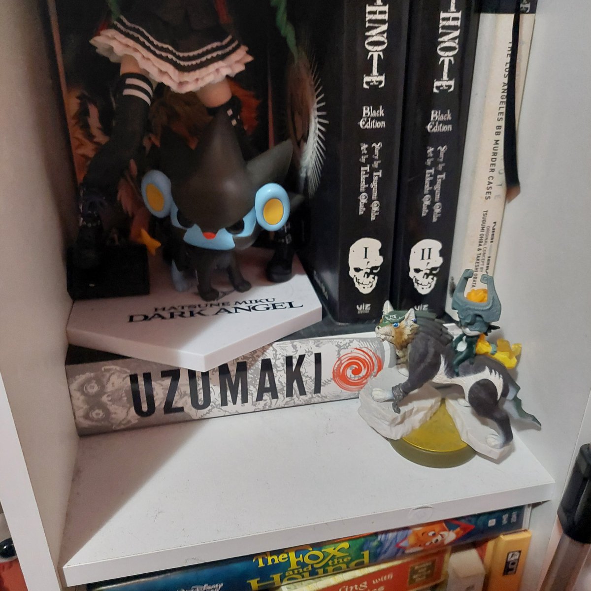 thewiredept's tweet photo. @batshaped My partner owns the manga and I've looked at the spine a lot, still haven't picked it up!
I'd have to mess up the whole display though... https://t.co/fC9U1aGiys