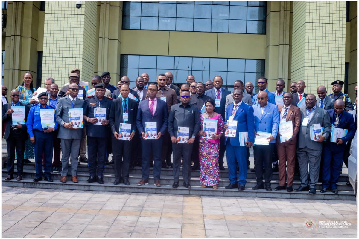 DorleyMAT's tweet photo. Le samedi 05/10/24, le VPM @shabani_lukoo à présenté l’outil de programmation des activités du Ministère de l’Intérieur, Sécurité, Décentralisation et Affaires Coutumières pour l’exercice 2024.

Le Plan Annuel de Travail Budgétisé, #PATB2024 en sigle, se veut un outil qui servira de boussole, de plaidoyer et de document de référence pour l’évaluation de notre action.

Cet outil comprend des axes stratégiques, des programmes, des sous-programmes, des actions à mener, les tâches à accomplir, les coûts, le chronogramme de réalisation des actions, les structures responsables de la mise en œuvre de l’action, les résultats attendus pour chaque action, l’indicateur de réalisation, la source de vérification ainsi que les observations.

Parmi les actions planifiées, certaines ont été déjà lancées et se poursuivent, d’autres seront lancées et se poursuivront probablement au-delà de 2024. Le #PATB2024 du Ministère comprend, ainsi, 8 axes stratégiques, 8 programmes, 18 sous-programmes et 66 actions budgétisées.

Ce cadre stratégique traduit la vision du Chef de l’État, Son Excellence Félix TSHISEKEDI, à travers le 2ème pilier du programme du gouvernement de Madame la Première Ministre Judith Suminwa : “Protéger le territoire national et sécuriser les personnes et leurs biens”.

@shabani_lukoo 🇨🇩💪🏿