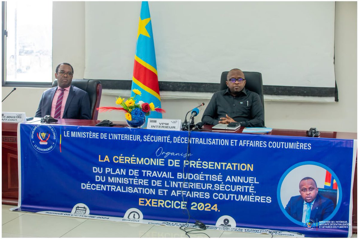 DorleyMAT's tweet photo. Le samedi 05/10/24, le VPM @shabani_lukoo à présenté l’outil de programmation des activités du Ministère de l’Intérieur, Sécurité, Décentralisation et Affaires Coutumières pour l’exercice 2024.

Le Plan Annuel de Travail Budgétisé, #PATB2024 en sigle, se veut un outil qui servira de boussole, de plaidoyer et de document de référence pour l’évaluation de notre action.

Cet outil comprend des axes stratégiques, des programmes, des sous-programmes, des actions à mener, les tâches à accomplir, les coûts, le chronogramme de réalisation des actions, les structures responsables de la mise en œuvre de l’action, les résultats attendus pour chaque action, l’indicateur de réalisation, la source de vérification ainsi que les observations.

Parmi les actions planifiées, certaines ont été déjà lancées et se poursuivent, d’autres seront lancées et se poursuivront probablement au-delà de 2024. Le #PATB2024 du Ministère comprend, ainsi, 8 axes stratégiques, 8 programmes, 18 sous-programmes et 66 actions budgétisées.

Ce cadre stratégique traduit la vision du Chef de l’État, Son Excellence Félix TSHISEKEDI, à travers le 2ème pilier du programme du gouvernement de Madame la Première Ministre Judith Suminwa : “Protéger le territoire national et sécuriser les personnes et leurs biens”.

@shabani_lukoo 🇨🇩💪🏿