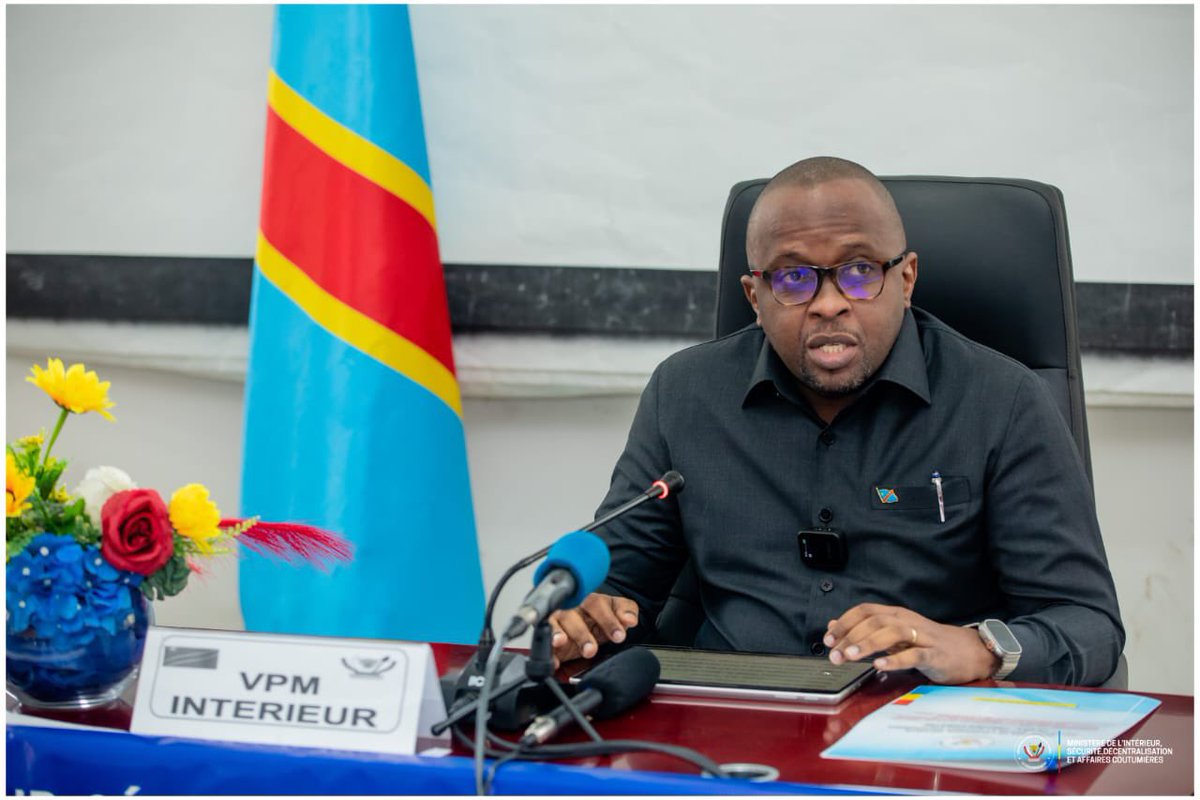 DorleyMAT's tweet photo. Le samedi 05/10/24, le VPM @shabani_lukoo à présenté l’outil de programmation des activités du Ministère de l’Intérieur, Sécurité, Décentralisation et Affaires Coutumières pour l’exercice 2024.

Le Plan Annuel de Travail Budgétisé, #PATB2024 en sigle, se veut un outil qui servira de boussole, de plaidoyer et de document de référence pour l’évaluation de notre action.

Cet outil comprend des axes stratégiques, des programmes, des sous-programmes, des actions à mener, les tâches à accomplir, les coûts, le chronogramme de réalisation des actions, les structures responsables de la mise en œuvre de l’action, les résultats attendus pour chaque action, l’indicateur de réalisation, la source de vérification ainsi que les observations.

Parmi les actions planifiées, certaines ont été déjà lancées et se poursuivent, d’autres seront lancées et se poursuivront probablement au-delà de 2024. Le #PATB2024 du Ministère comprend, ainsi, 8 axes stratégiques, 8 programmes, 18 sous-programmes et 66 actions budgétisées.

Ce cadre stratégique traduit la vision du Chef de l’État, Son Excellence Félix TSHISEKEDI, à travers le 2ème pilier du programme du gouvernement de Madame la Première Ministre Judith Suminwa : “Protéger le territoire national et sécuriser les personnes et leurs biens”.

@shabani_lukoo 🇨🇩💪🏿
