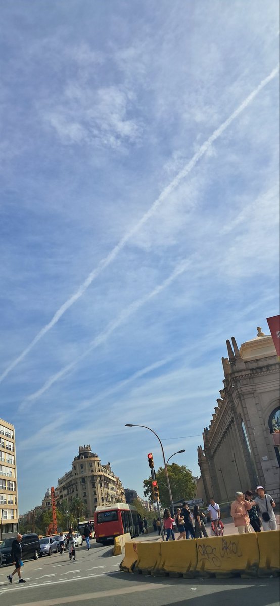 eoeeeeeeeeeeeee's tweet photo. Dejad de ensuciar los cielos de #Barcelona con #geoingenieria #bioterrorismo #sequiainducida #nosarruinan #nosenferman #nosqueman @AEMET_Esp #traficoaereo https://t.co/s65HcVvUmo