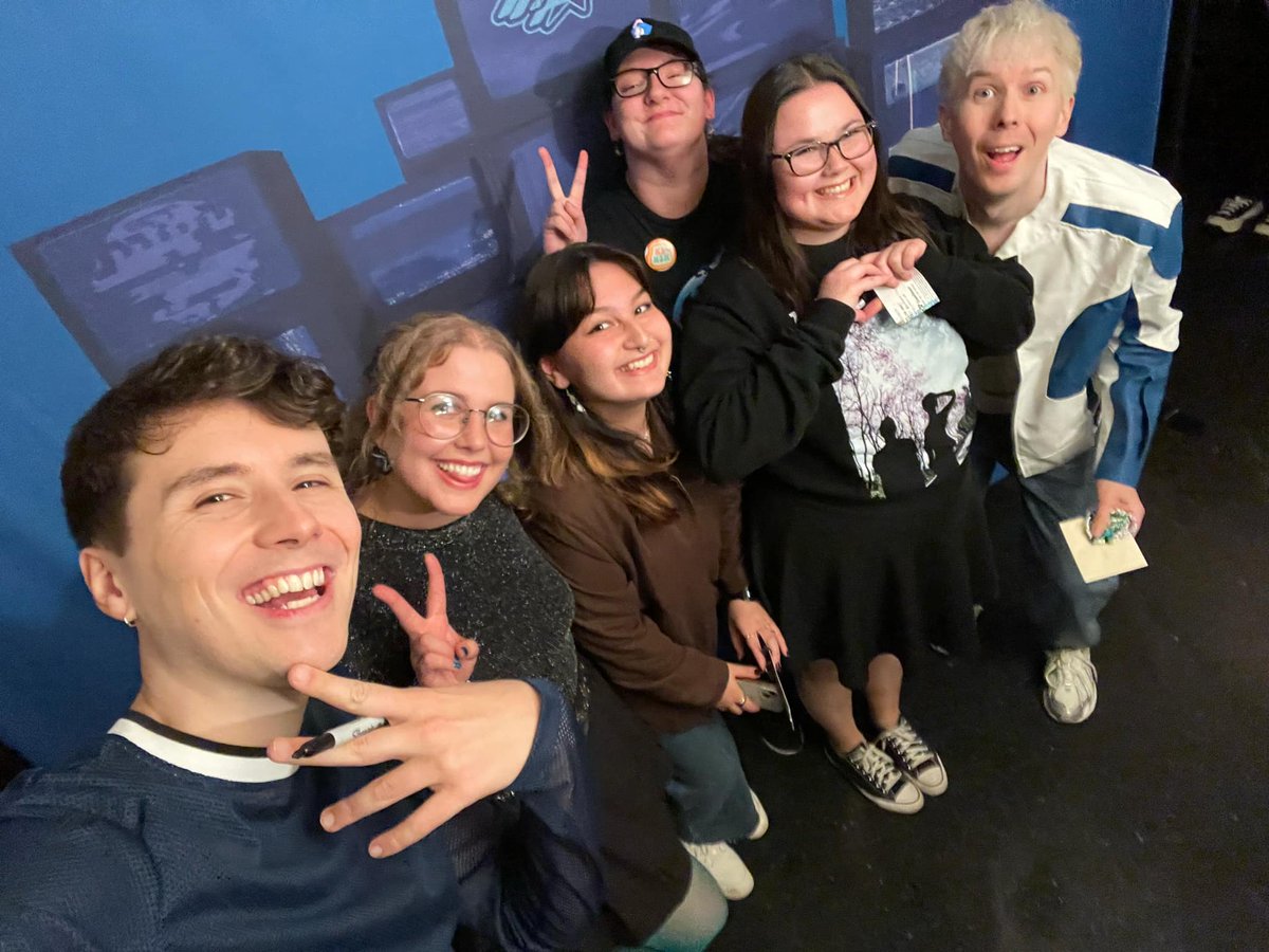 rosesondan's tweet photo. tfw dan and phil ask if you want a group pic... YOU TAKE A GROUP PIC!!! https://t.co/Br79wBDp6h