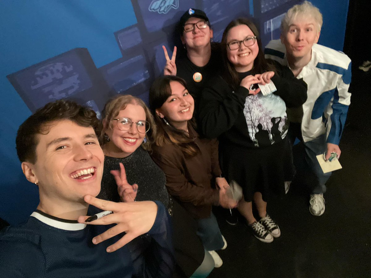 rosesondan's tweet photo. tfw dan and phil ask if you want a group pic... YOU TAKE A GROUP PIC!!! https://t.co/Br79wBDp6h