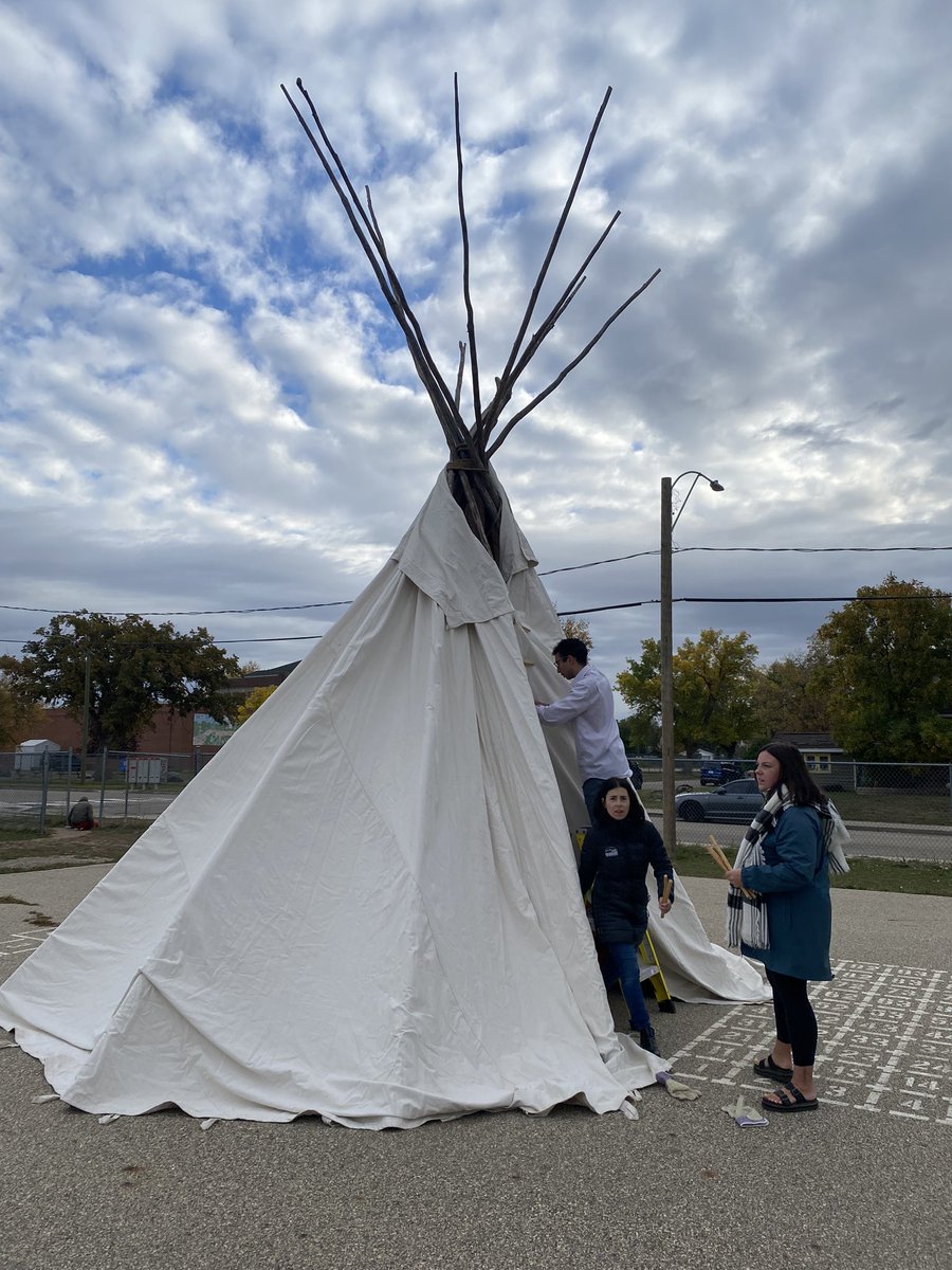 ecolestmarg's tweet photo. Thank you to our Knowledge Keeper Lyndon Linklater for the day you spent singing and telling rich and meaningful stories to our students. We are so grateful. https://t.co/EvomMG2HbT