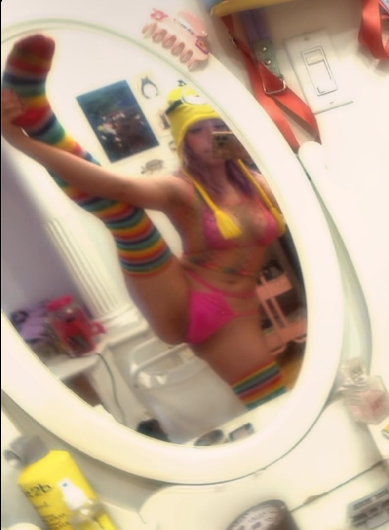 ditzymaru's tweet photo. just a flexible porn clown !! join my circus 🎪!! would u let me practice my tricks on u loser !! #nsfwtwt !! https://t.co/M43HwDtY3l