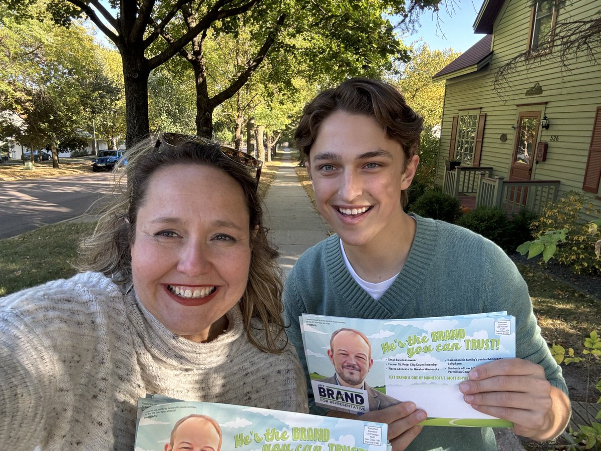 emmagreenman's tweet image. I was lucky to spend this gorgeous fall Sunday talking to voters in St. Peter and at Gustavus about re-electing my #mnleg colleague Jeff Brand, and our @MinnesotaDFL majority to protect our freedoms, strengthen democracy and unrig the economy so it works for working people.