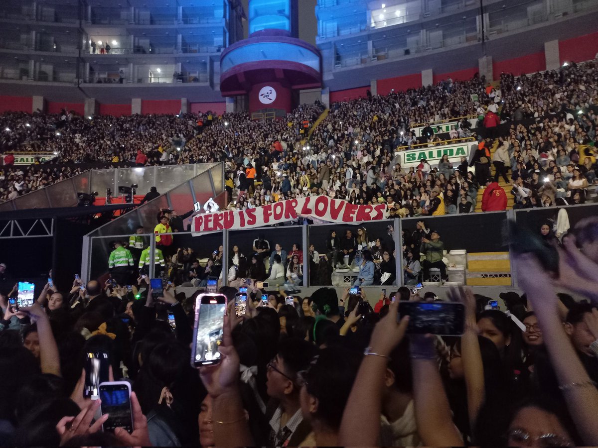 niallhprojects's tweet photo. "Perú is for lovers"

— Pancarta de las lovers peruanas esta noche !

📸: @kimxflicker 

#TSLOTLima #TSLOTPeru https://t.co/h2CALldmQr