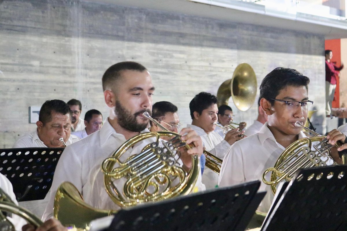 Cultura_Tabasco's tweet photo. La música y alegría se adueñaron de la Plaza Bicentenario, pues este domingo el pueblo disfrutó de la presentación de la Banda de Música del Estado, así como de un grupo de tamborileros que puso a bailar a todos. 🎷🎺🎵🥁🎶
#GobiernoDelPueblo https://t.co/eNjOO0oW4M