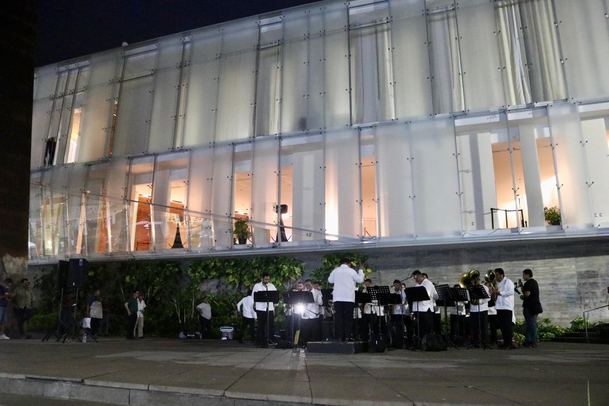 Cultura_Tabasco's tweet photo. La música y alegría se adueñaron de la Plaza Bicentenario, pues este domingo el pueblo disfrutó de la presentación de la Banda de Música del Estado, así como de un grupo de tamborileros que puso a bailar a todos. 🎷🎺🎵🥁🎶
#GobiernoDelPueblo https://t.co/eNjOO0oW4M
