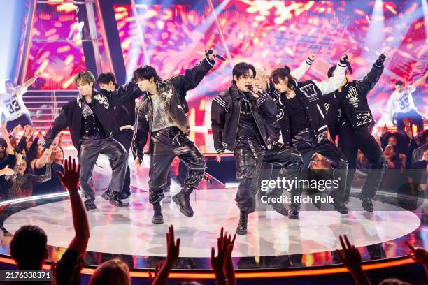 staysday6's tweet photo. SKZ ARE SO COOL https://t.co/U62ftVY6Au