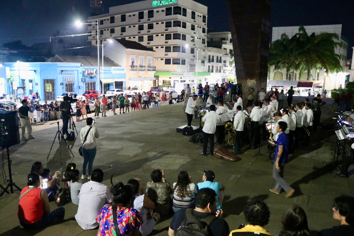 La música y alegría se adueñaron de la Plaza Bicentenario, pues este domingo el pueblo disfrutó de la presentación de la Banda de Música del Estado, así como de un grupo de tamborileros que puso a bailar a todos. 🎷🎺🎵🥁🎶
#GobiernoDelPueblo
