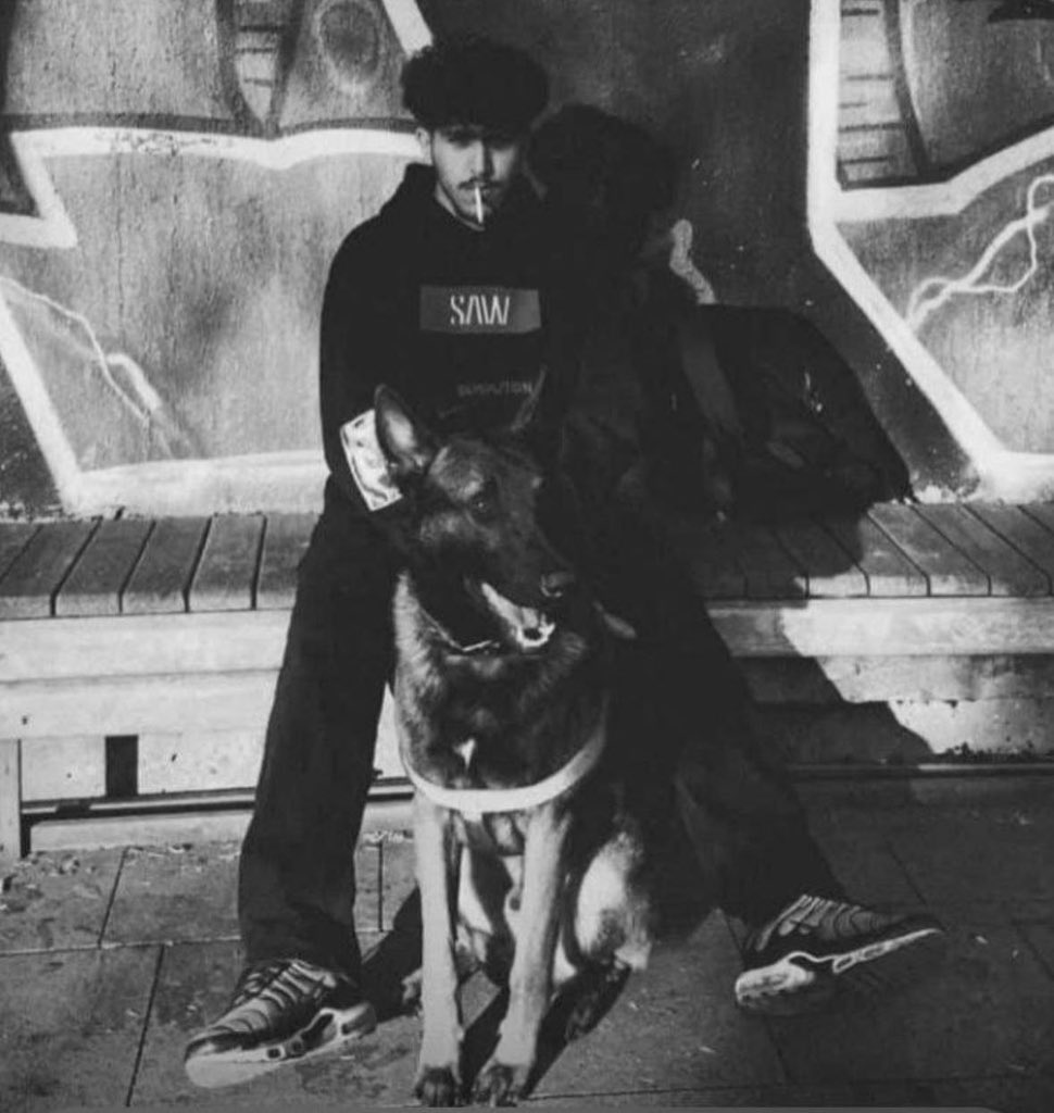 Osmanbey metro durağında bir kadını bıçaklamaya kalkışan fail engel olmaya çalışan kadınları da tehdit etti. Emniyet güçleri kadınları şikayetçi olmaktan vazgeçirmeye çalıştı.

Koruma, aklama, failleri yargıla!

#ArdaBaranBayerTutuklansın