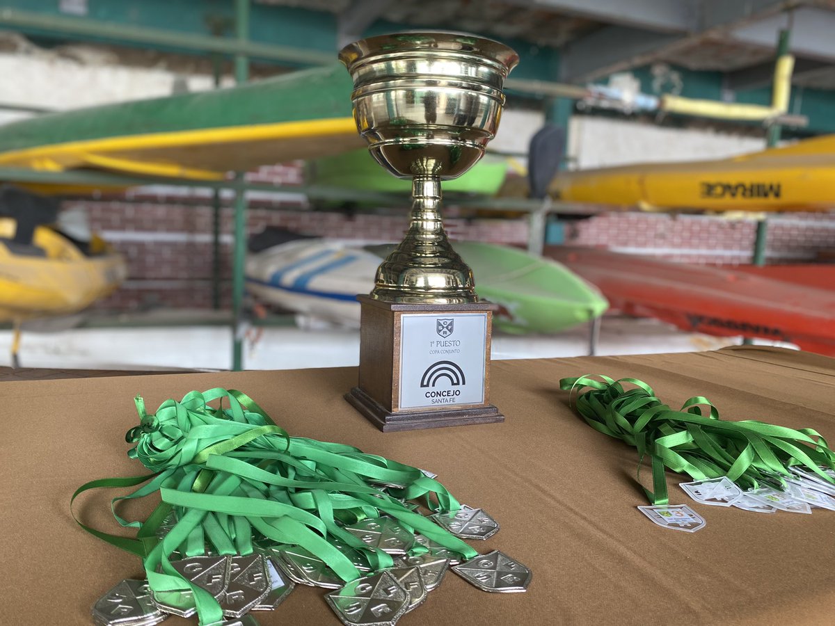 suarezcarlitos's tweet photo. #santafe 🟡🟢 Acompañamos al Club Regatas en la regata especial por el 132º aniversario de la institución y entregamos la Copa "Concejo de Santa Fe". #regata https://t.co/F25gXAONLD