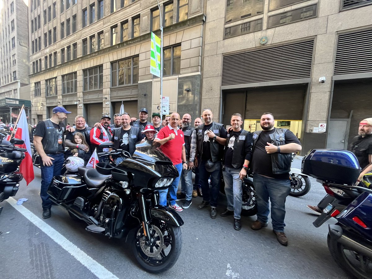 PolishCuisine's tweet photo. The 87th annual Pulaski Day Parade in NYC- what a beautiful day to remember & what a day to truly be Polish π΅π±π #ParadaPulaskiego #PulaskiDayParade #PolishParade #PolishHeritage #Manhattan #NYC #PolishAmericanHeritageMonth #NewYork #BialoCzerwoni π΅π±πΊπΈ https://t.co/XxEVygZOL1