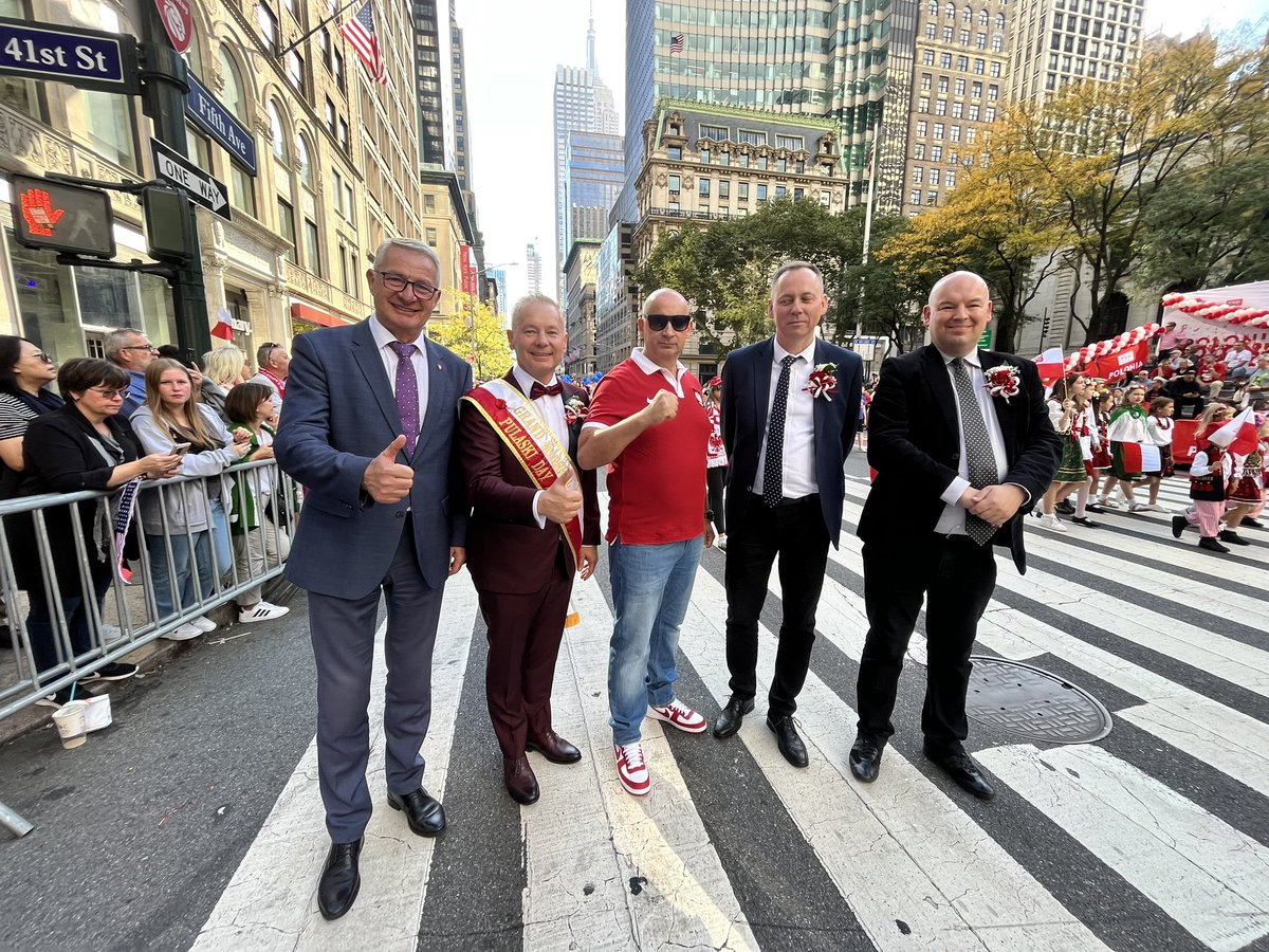 PolishCuisine's tweet photo. The 87th annual Pulaski Day Parade in NYC- what a beautiful day to remember & what a day to truly be Polish π΅π±π #ParadaPulaskiego #PulaskiDayParade #PolishParade #PolishHeritage #Manhattan #NYC #PolishAmericanHeritageMonth #NewYork #BialoCzerwoni π΅π±πΊπΈ https://t.co/XxEVygZOL1